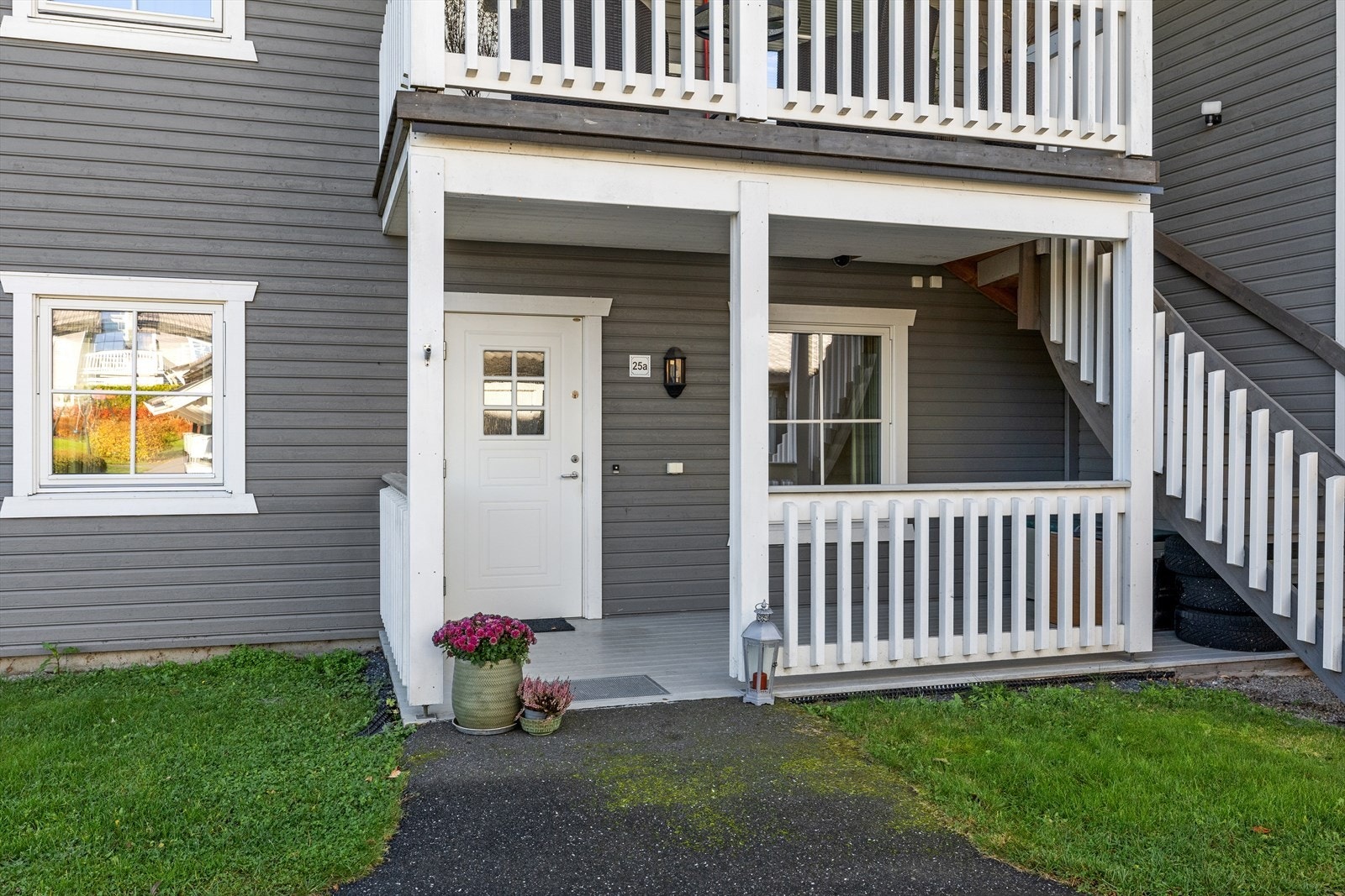 Overbygd og innbydende inngangsparti ønsker deg velkommen. Galleribilde