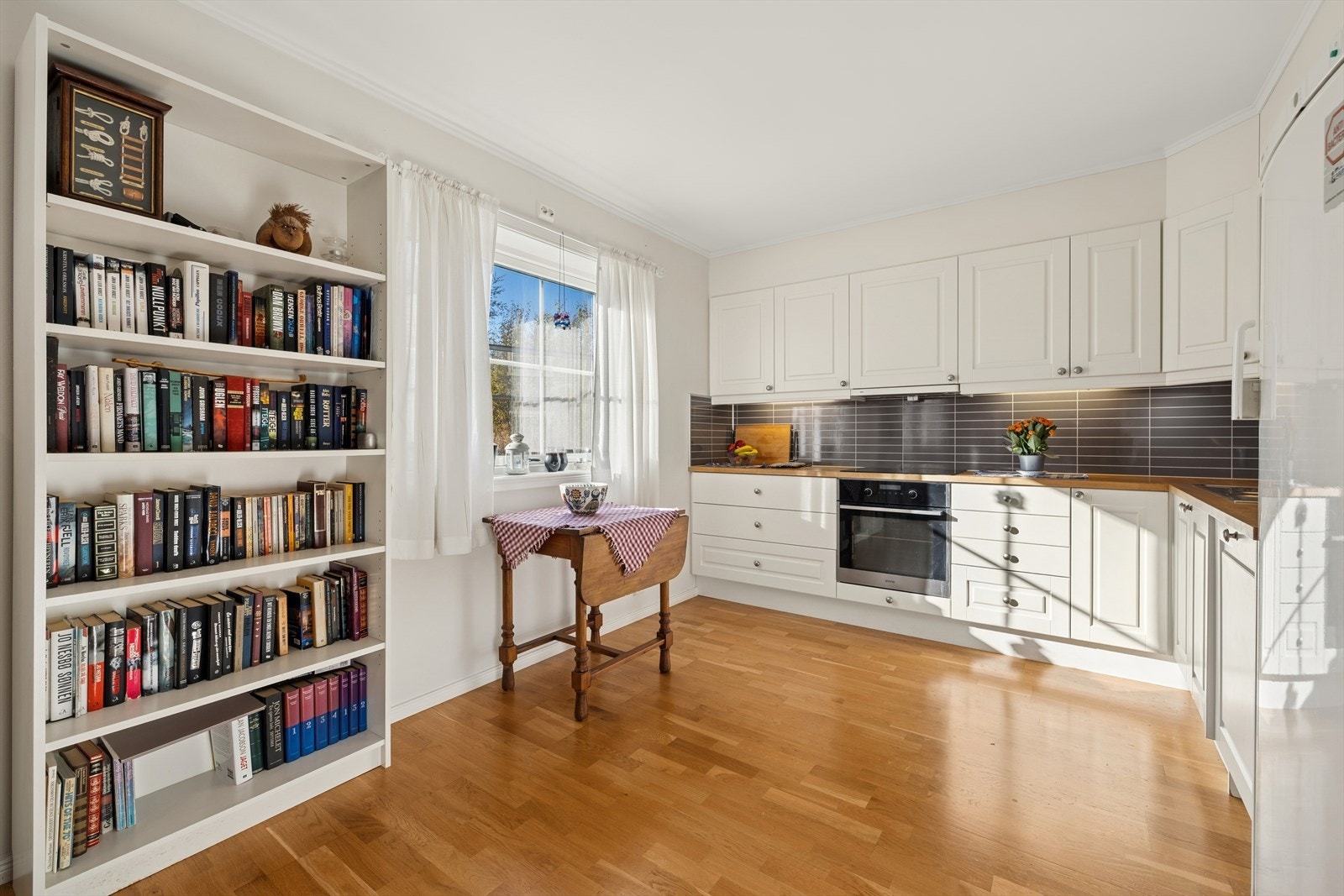 Tidløst kjøkken med gode arbeidsflater og rikelig med skapplass. Galleribilde