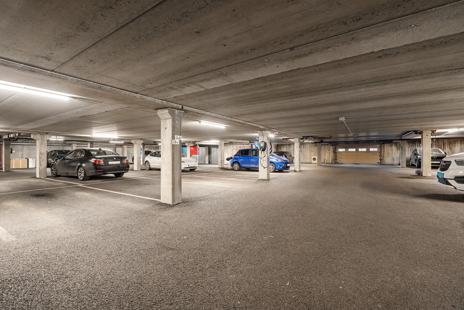 Parkering i lukket anlegg med elbillader. Galleribilde