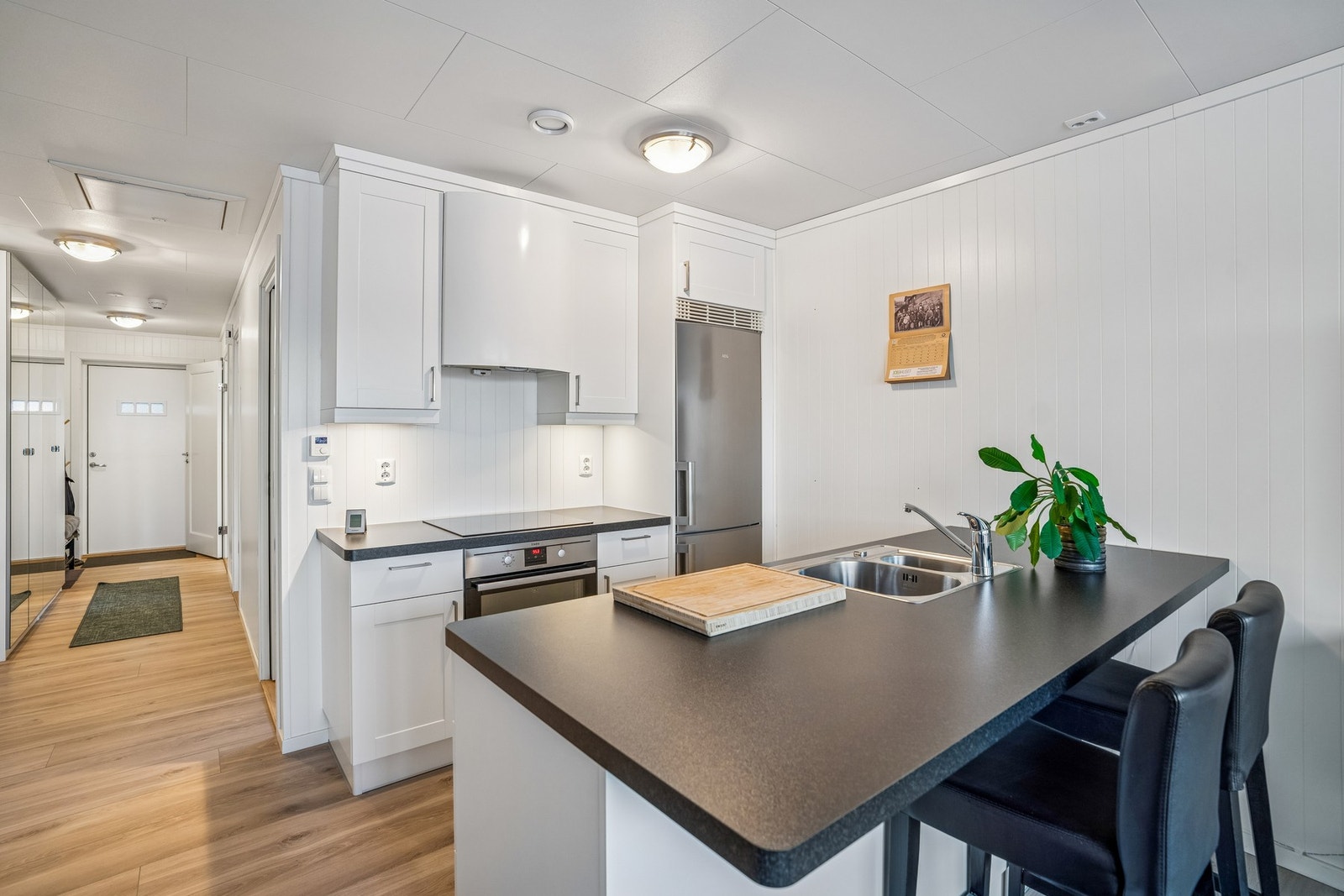 Kjøkken med innredning fra Fossline. Integrerte hvitevarer Galleribilde