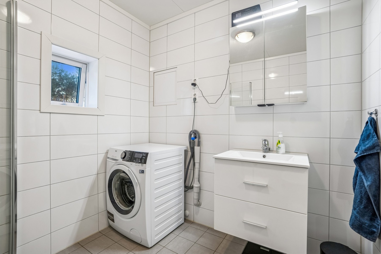 Opplegg og plass til både vaskemaskin og tørketrommel Galleribilde