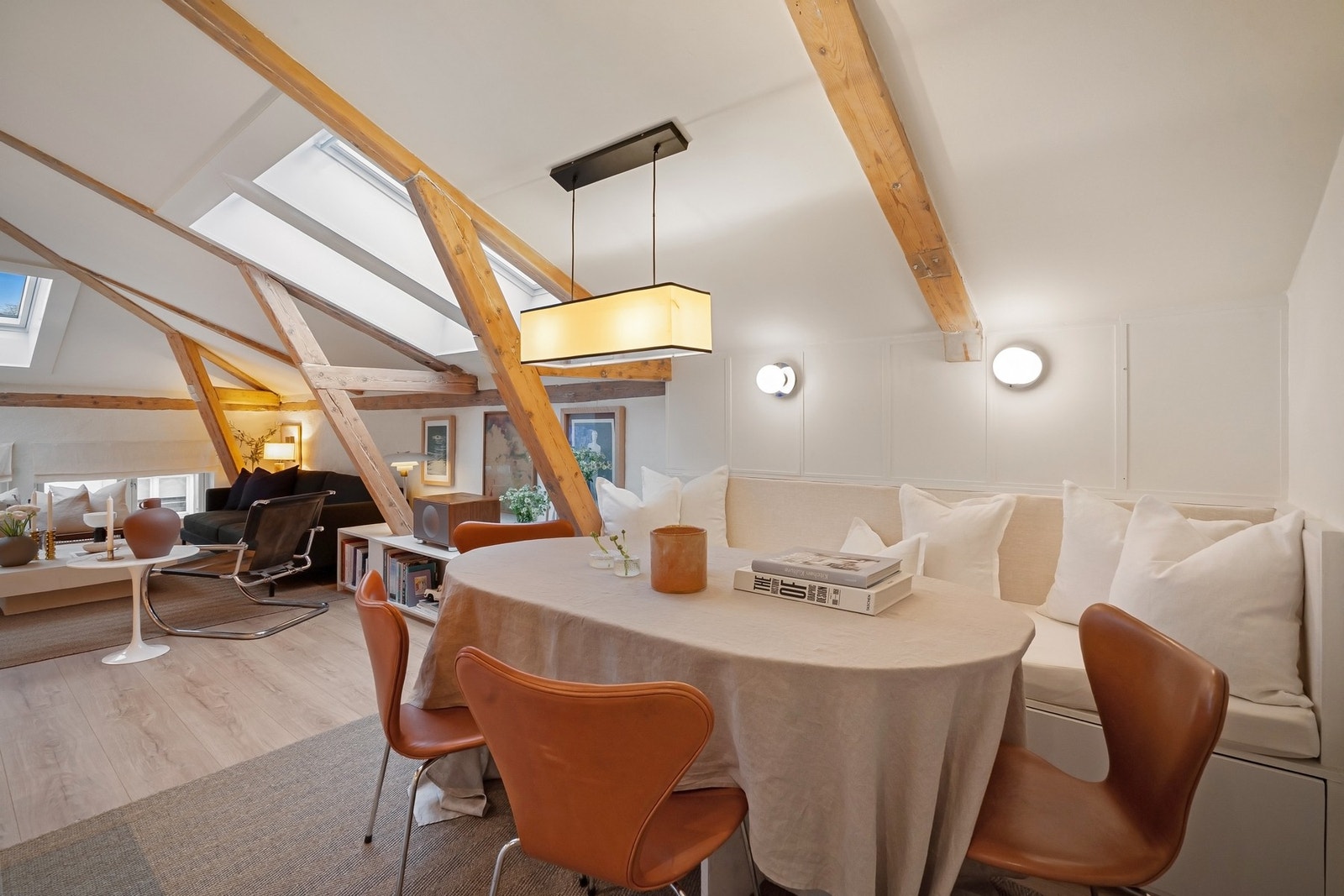 En leilighet som inviterer på mange koselige sammenkomster Galleribilde