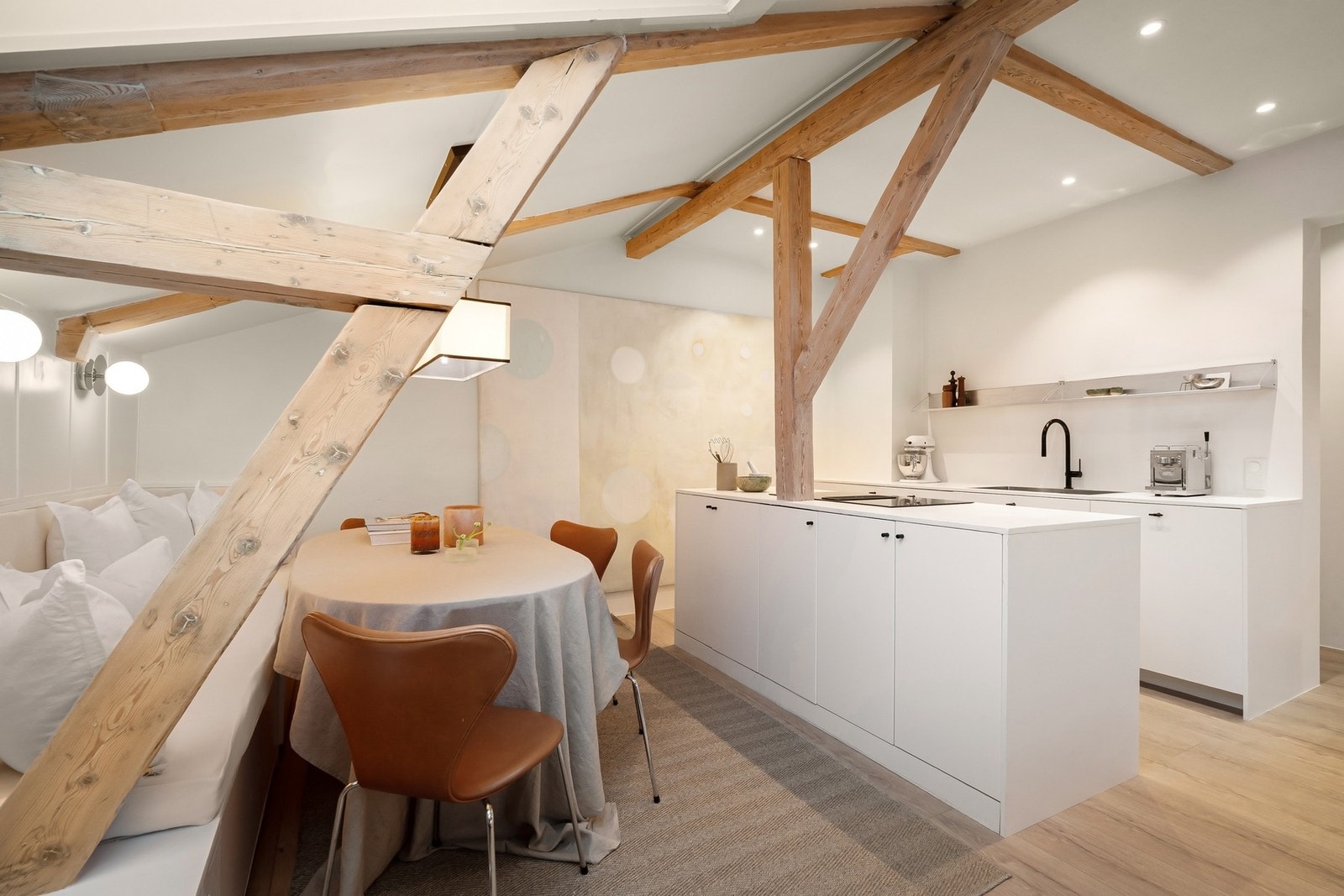 IKEA kjøkkeninnredning fra 2022 med glatte fronter og MDF benkeplate behandlet med microsement Galleribilde