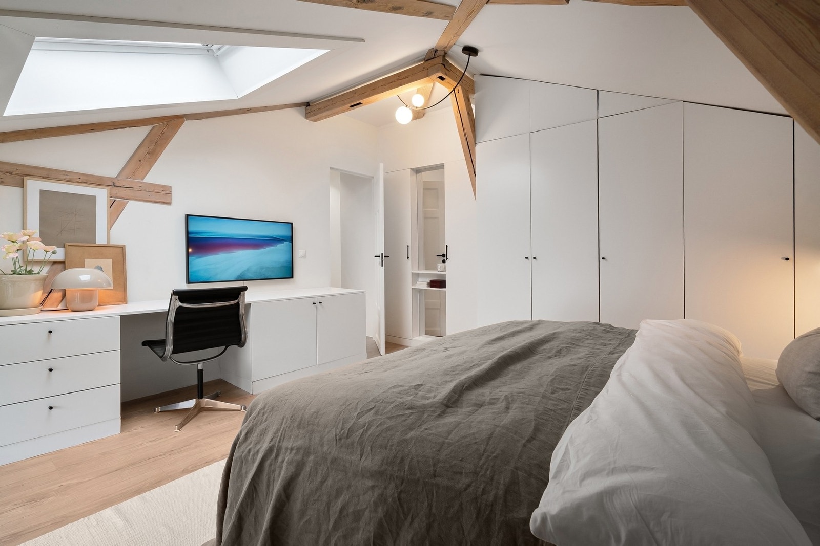 Rikelig med oppbevaringsplass i innebygd garderobeskap Galleribilde