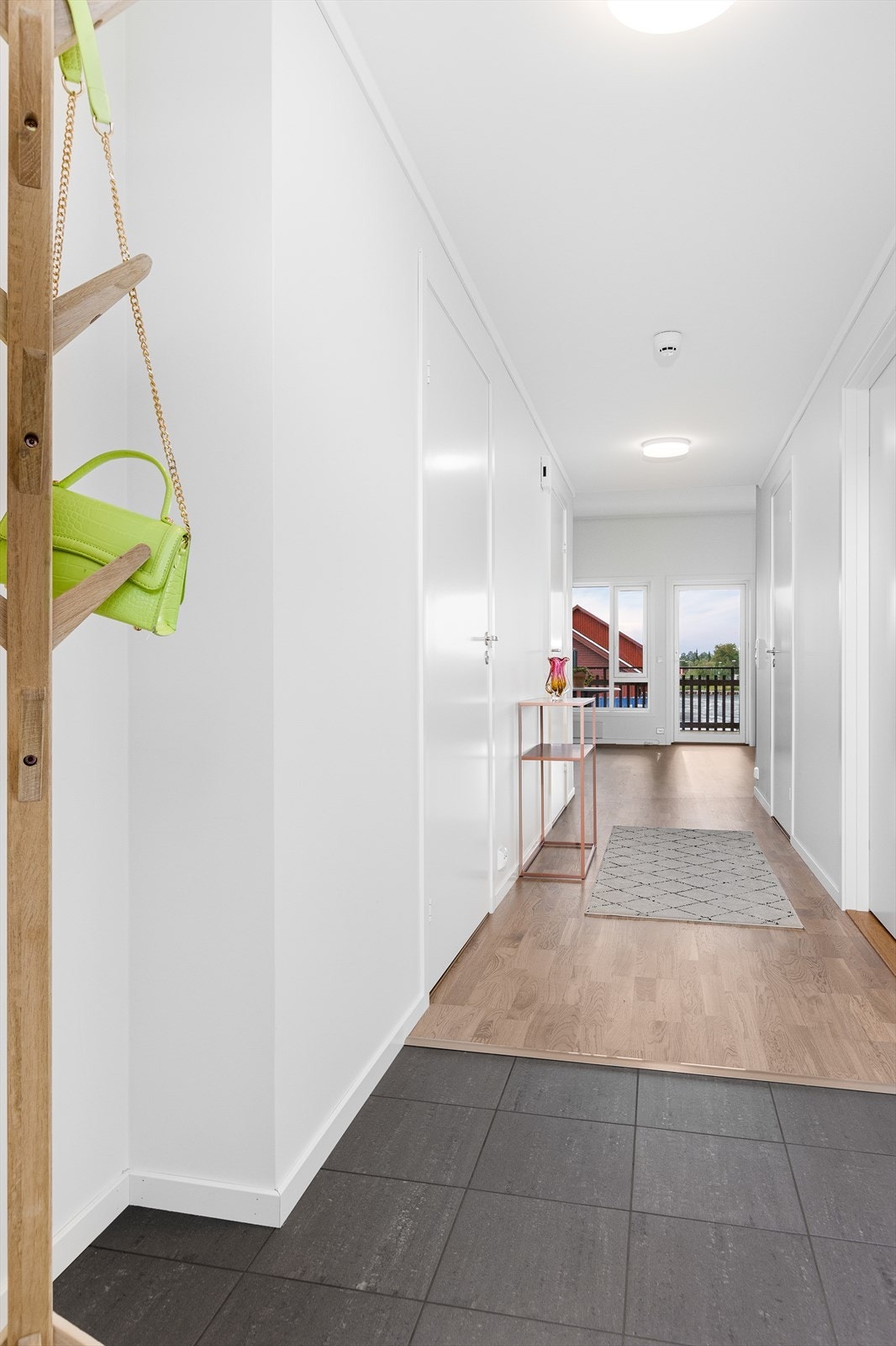 Inngangsparti har plass for ytterkær og sko. Det er varme i gulv. Galleribilde