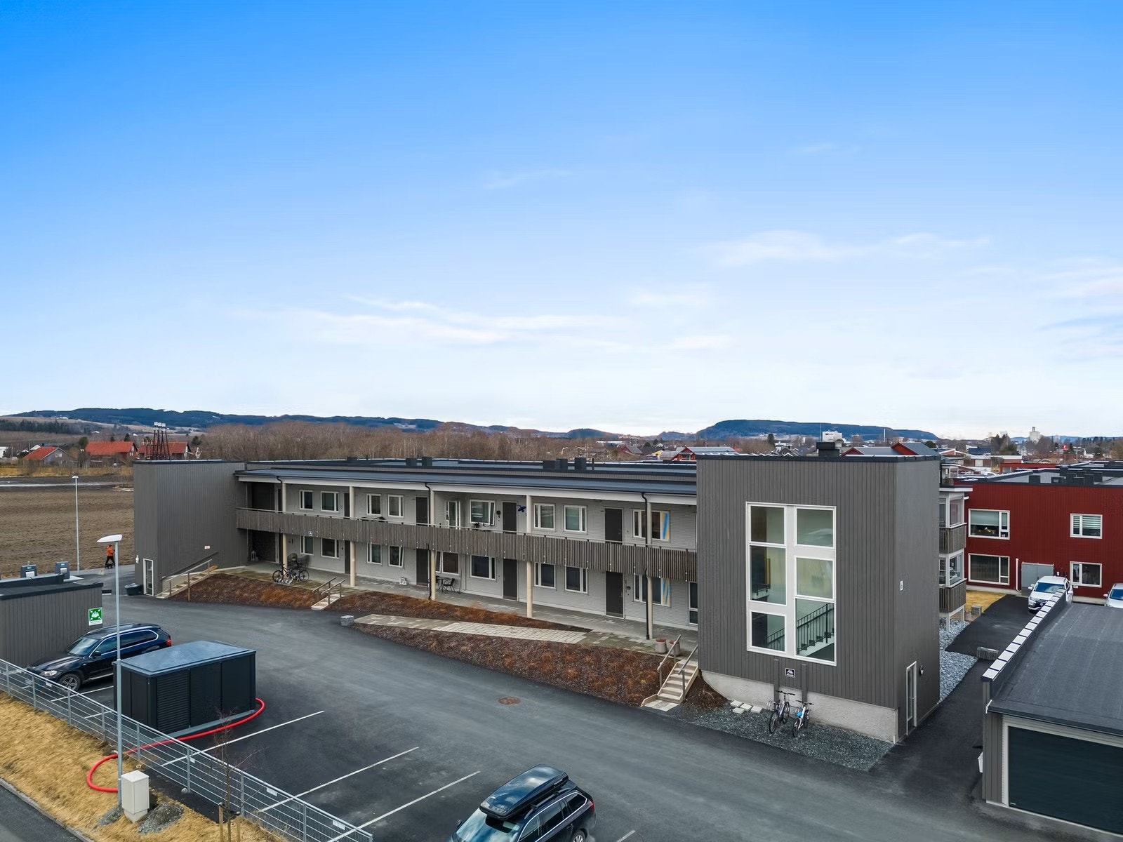 uteområdet med parkering Galleribilde