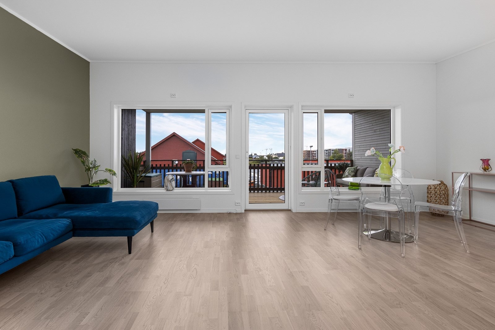 Utgang til stor solrik veranda fra stuen. Galleribilde