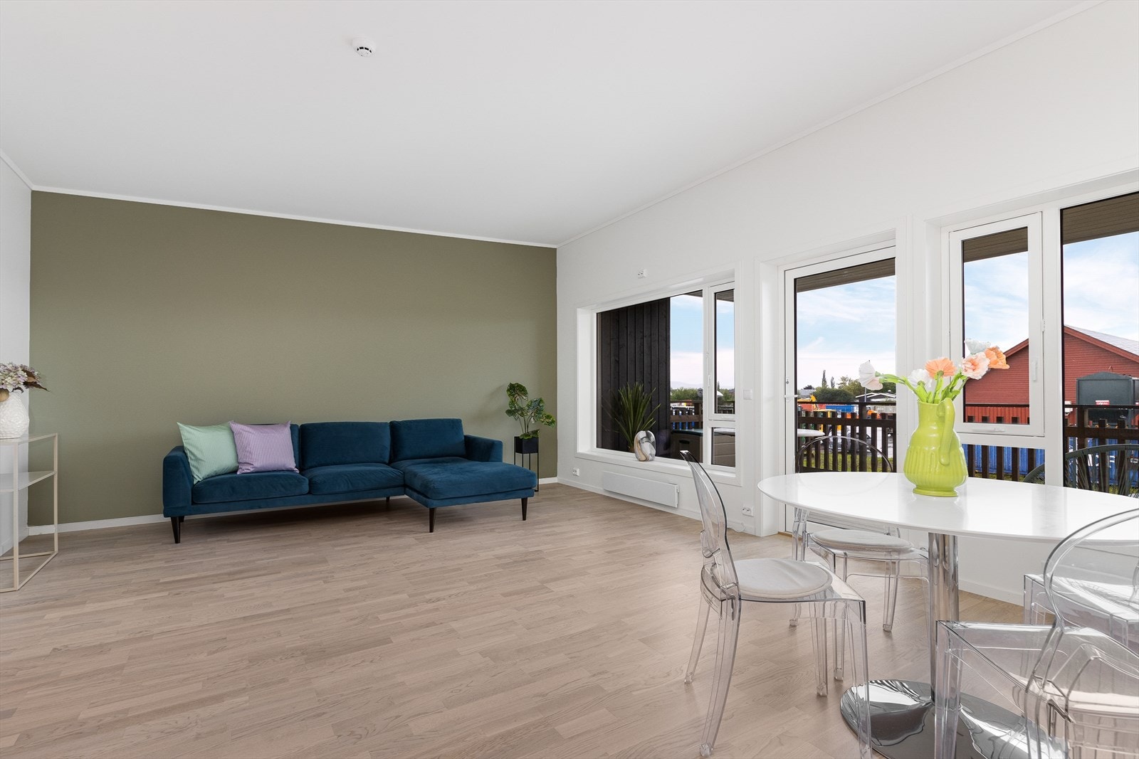 Romslig stue med plass for både salong og spise møblement. Galleribilde