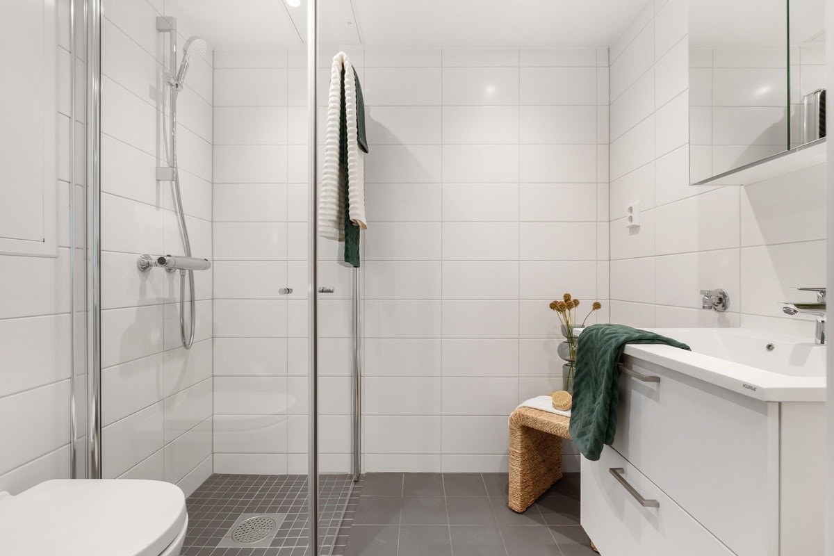 Det er plass til vaskemaskin på badet Galleribilde