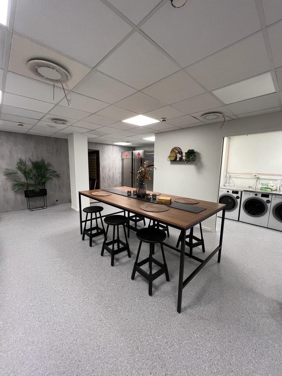 Felles kjøkken i 2. etasje med flere stekovner, oppvaskmaskiner, store kjøle- og fryseskap. Også tilgang til felles vaskerom med flere vaskemaskiner. Galleribilde