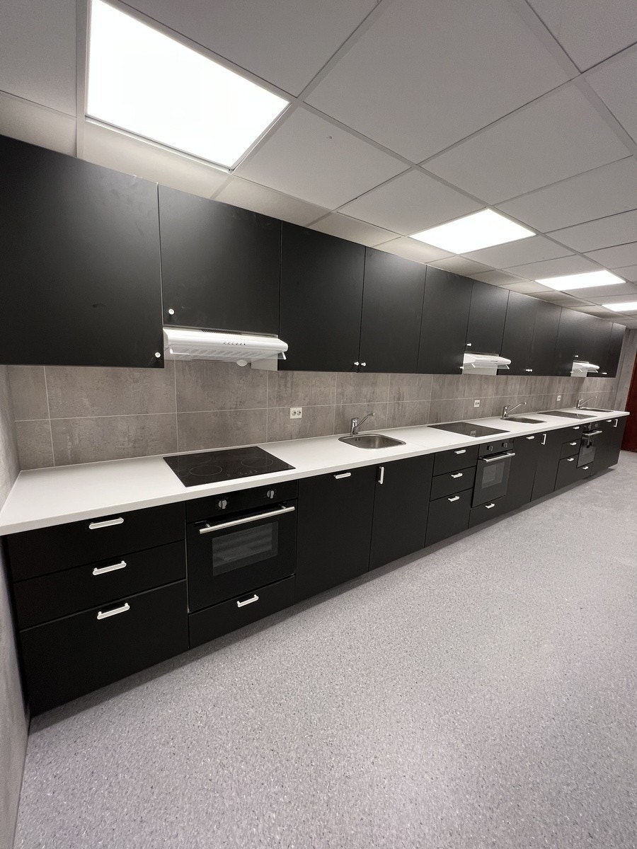 Felles kjøkken i 2. etasje med flere stekovner, oppvaskmaskiner, store kjøle- og fryseskap. Også tilgang til felles vaskerom med flere vaskemaskiner. Galleribilde