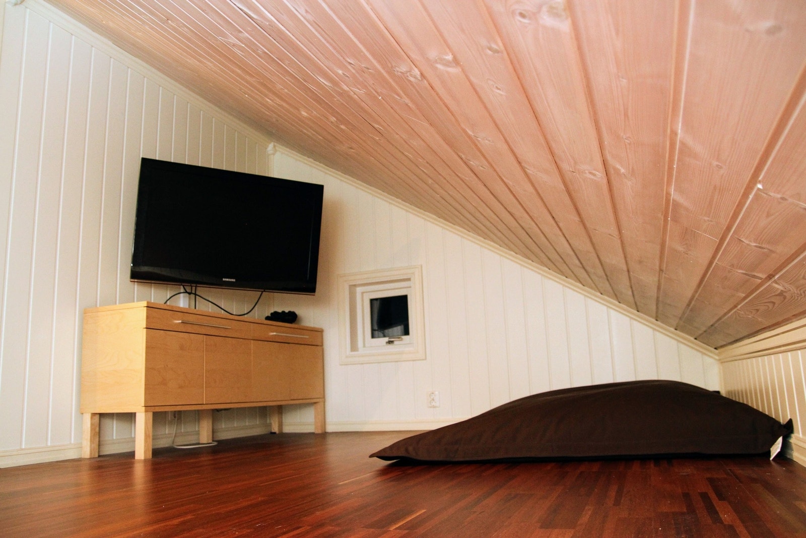 Koselig hems med TV og PlayStation for barna, hvor de kan være litt adskilt fra de andre. Galleribilde