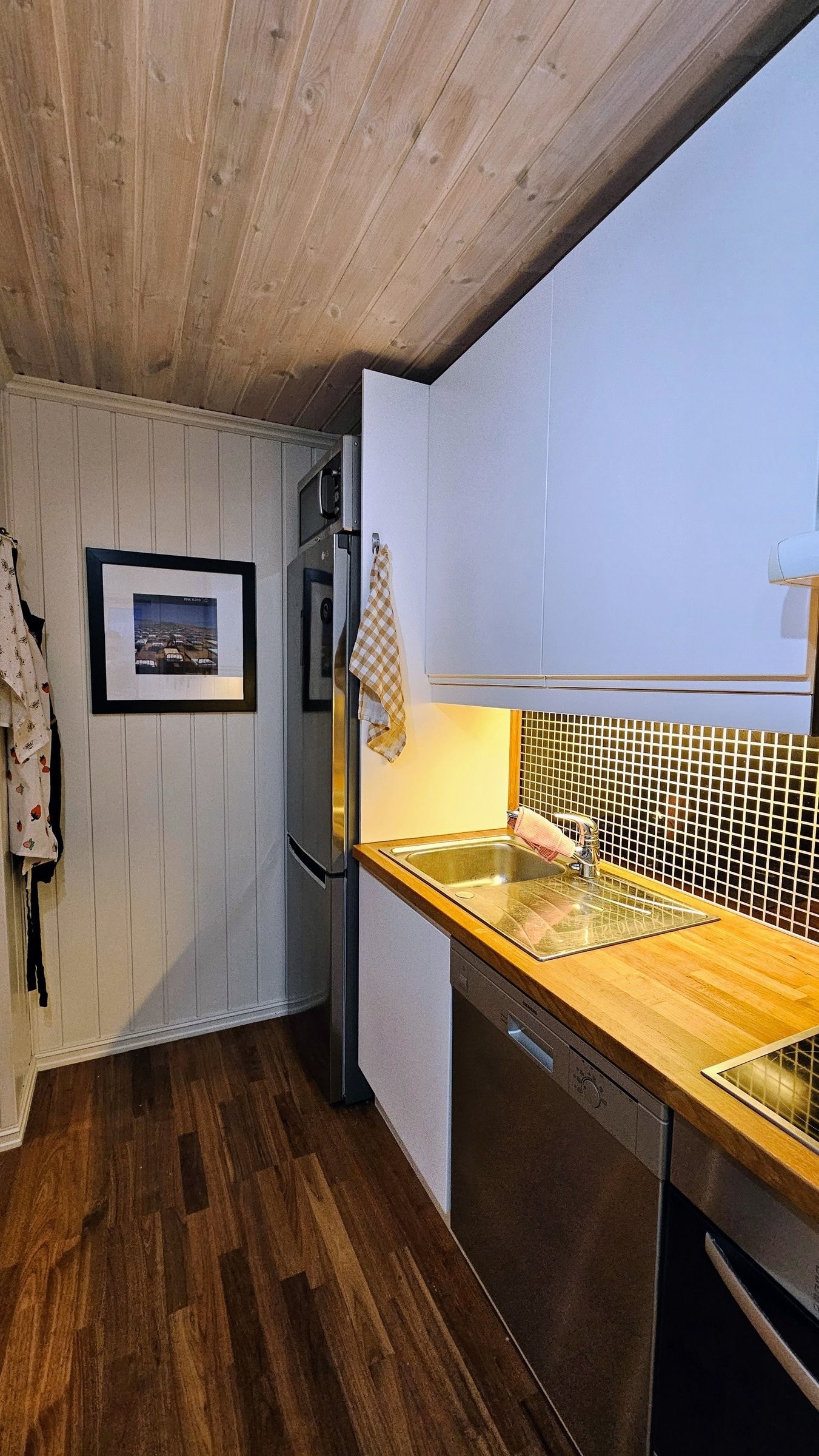 Kjøkkenet har kombiskap og mikrobølgeovn. Galleribilde