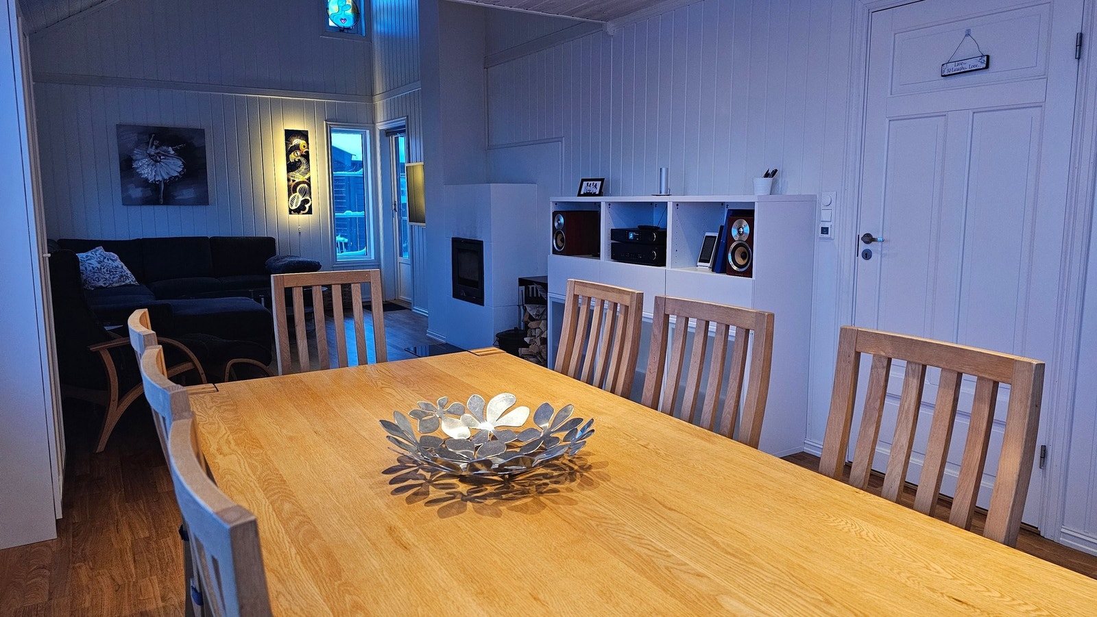 I den andre enden av stuen er det god plass til et stort spisebord. Galleribilde