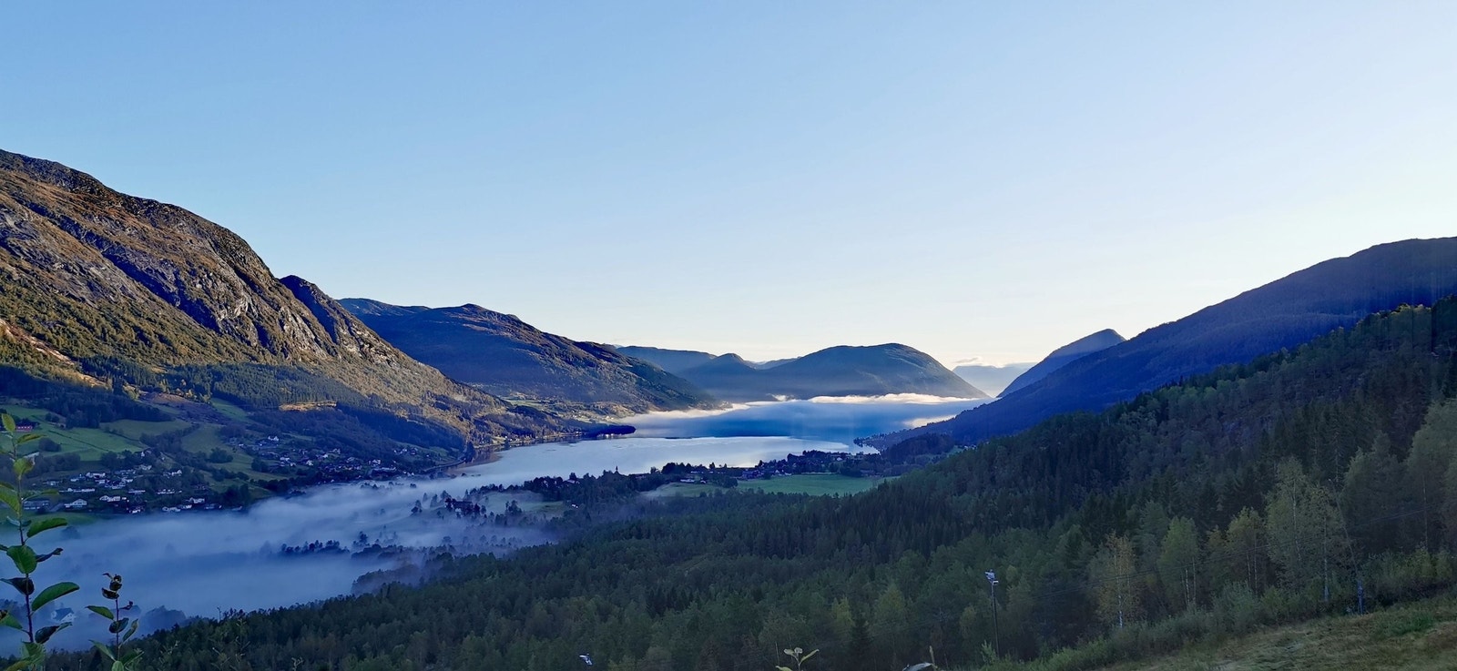 Fantastisk utsikt mot nord/øst fra hytten, med utsyn over Jølstravatnet. Galleribilde