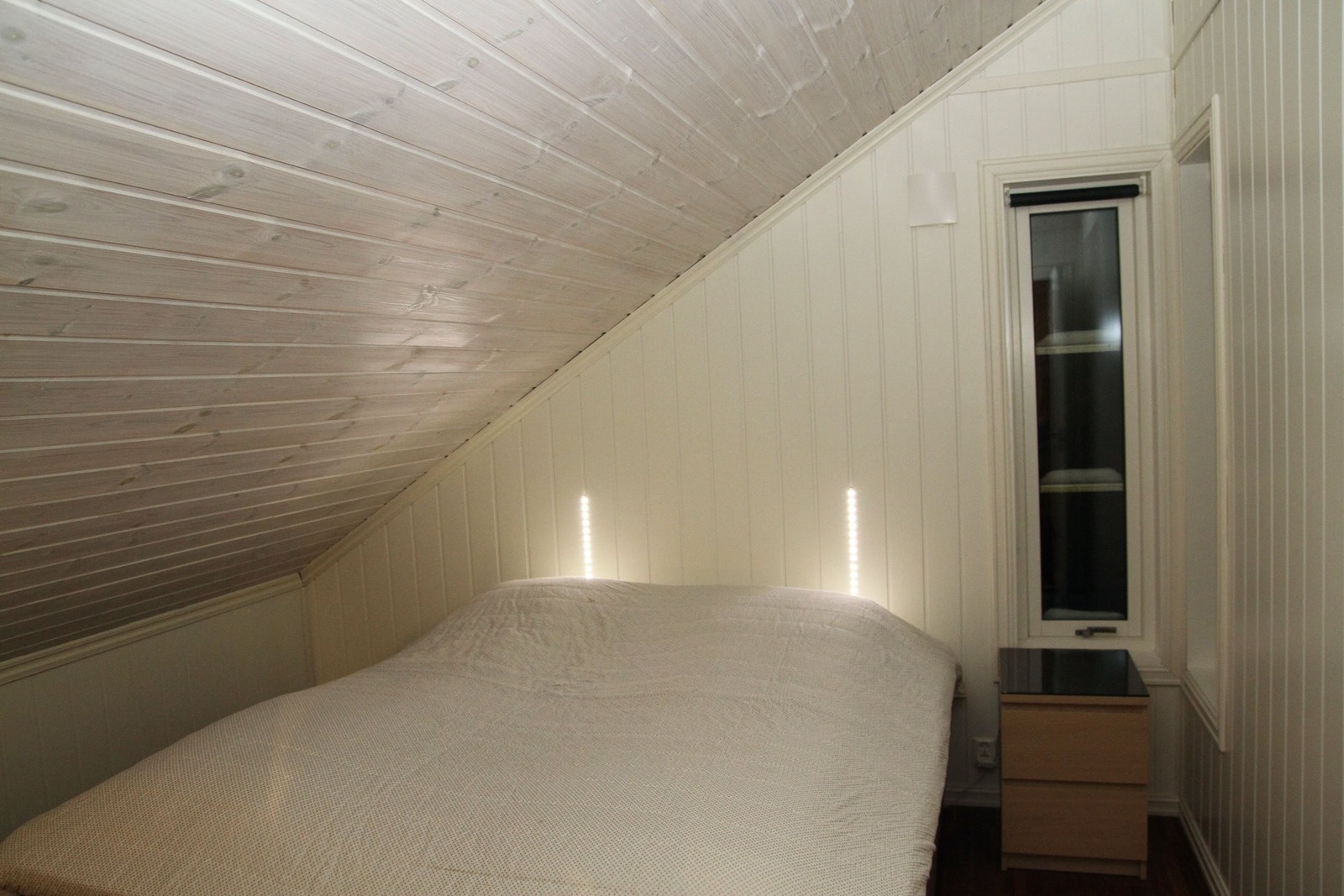 Hovedsoverommet ligger i 2. etasje og har god plass til dobbeltseng, kommode og nattbord. Fra vinduene er det flott utsikt. Galleribilde