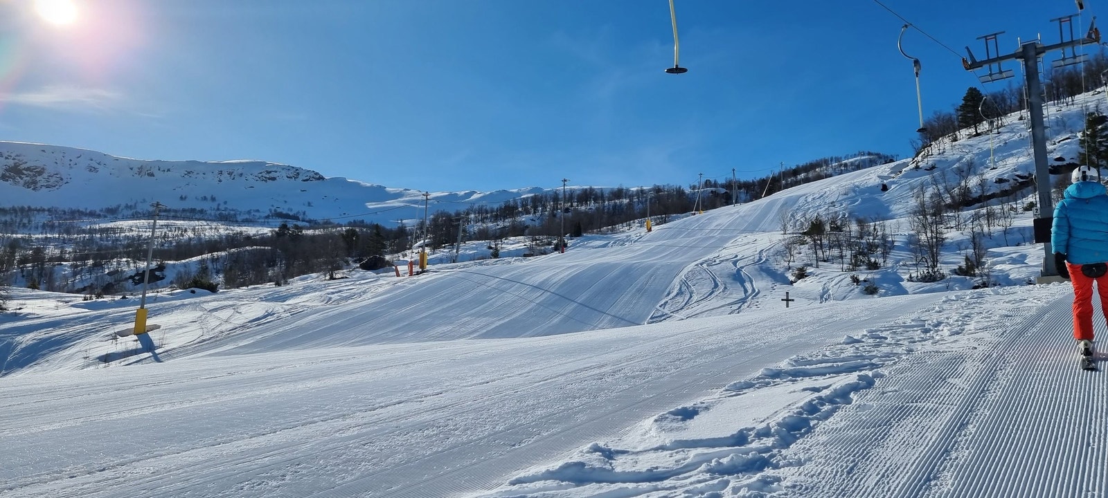 Fra hytten kan du gå rett ut i trekket på ski, eller gå 50 meter til øverste heis. Galleribilde