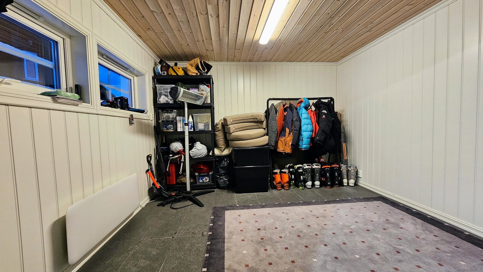 I boden er det god plass til alt du måtte ønske av utstyr og oppbevaring. Galleribilde