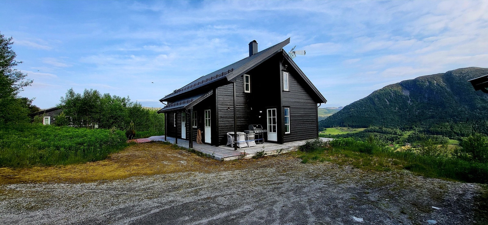 Velholdt hytte med sjarmerende uttrykk — her ser du den flotte fasaden mot sydøst Galleribilde