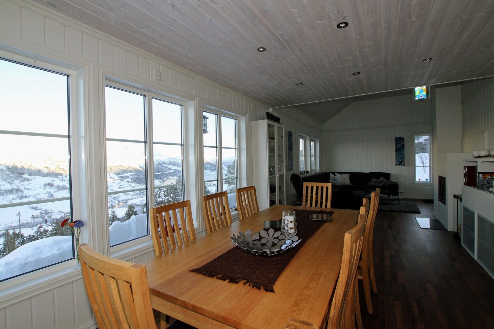 Legg merke til den flotte utsikten over dalen fra stuen. Galleribilde