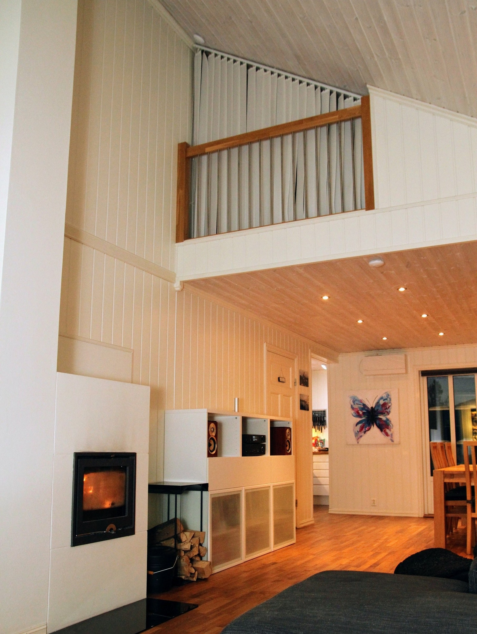 Fra stuen er det høyt under taket, med åpen himling opp til hemsen. Galleribilde