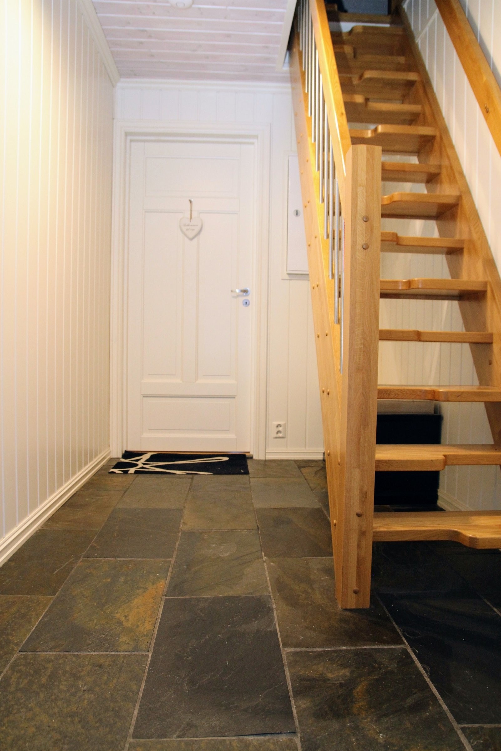 Gang med tilpasset trapp opp til andre etasje. Galleribilde