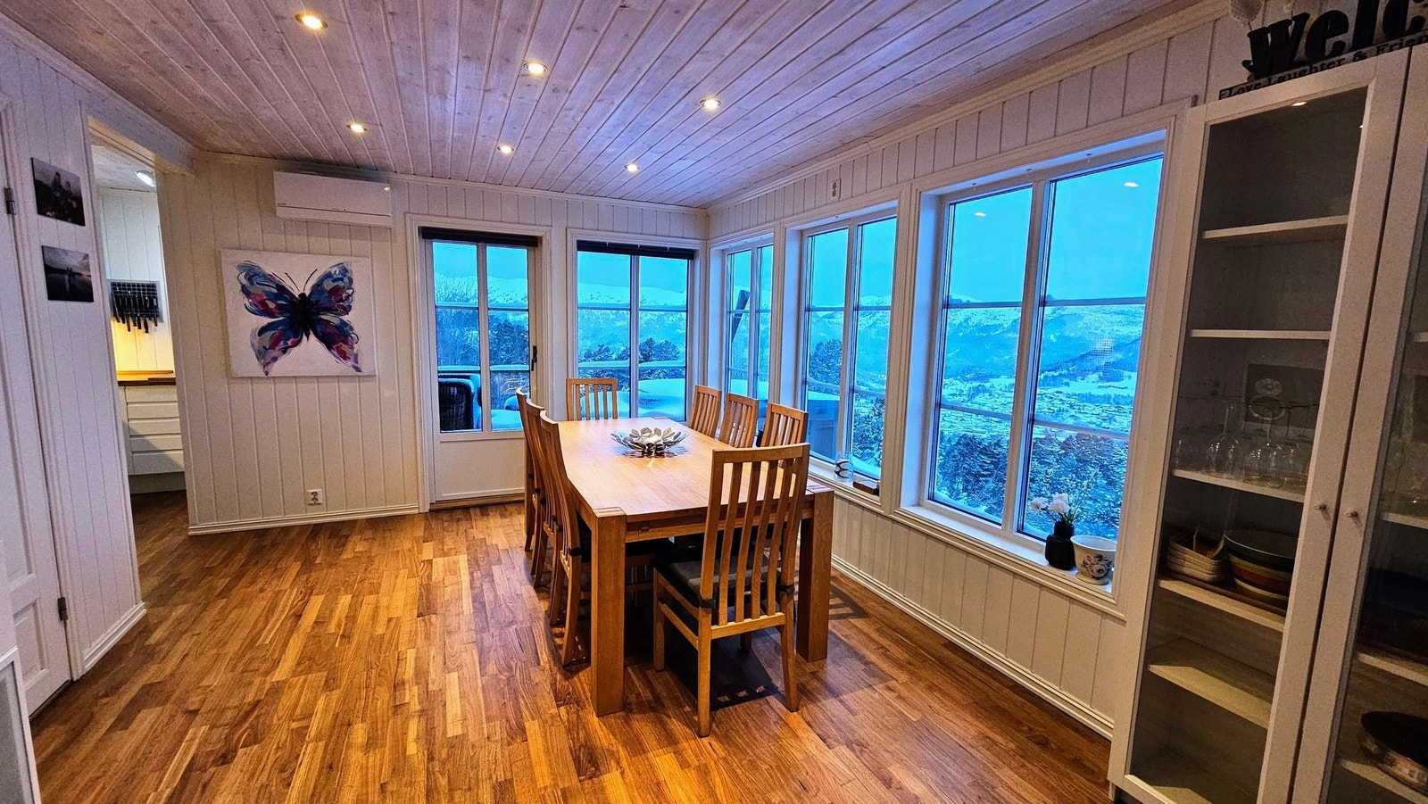 Kjøkkenet skimtes til venstre. Legg også merke til utsikten gjennom vinduene her. Galleribilde