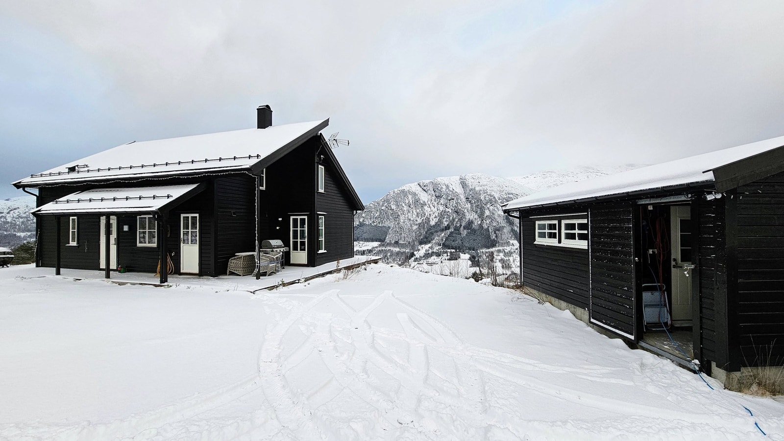 En praktisk hytte med stor og romslig tomt. Galleribilde