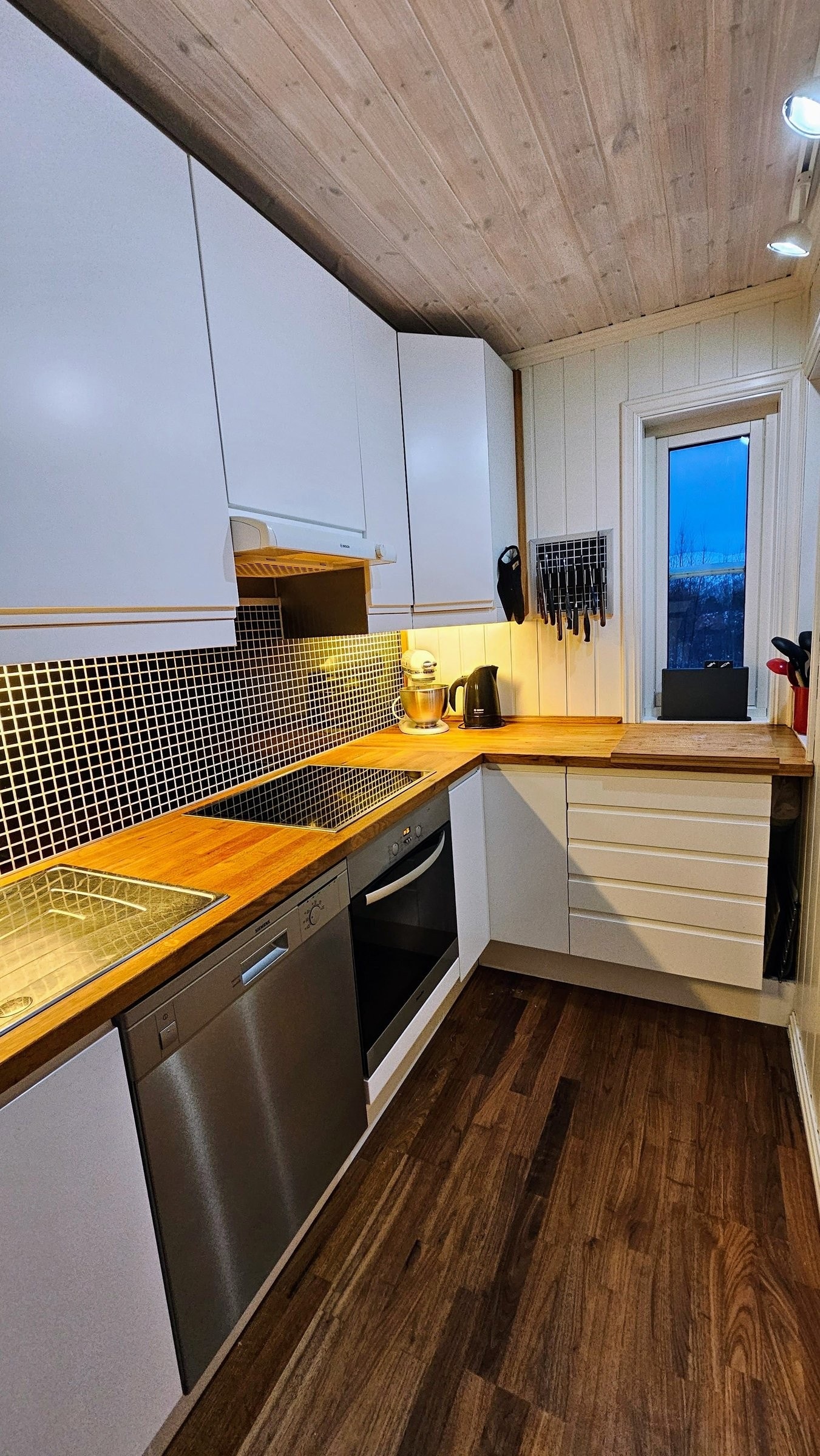 Lite, men funksjonelt og godt utnyttet kjøkken. Galleribilde