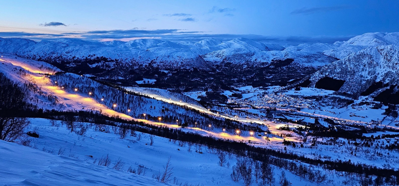 Bilde fra bakken med dalen i bakgrunnen. Galleribilde