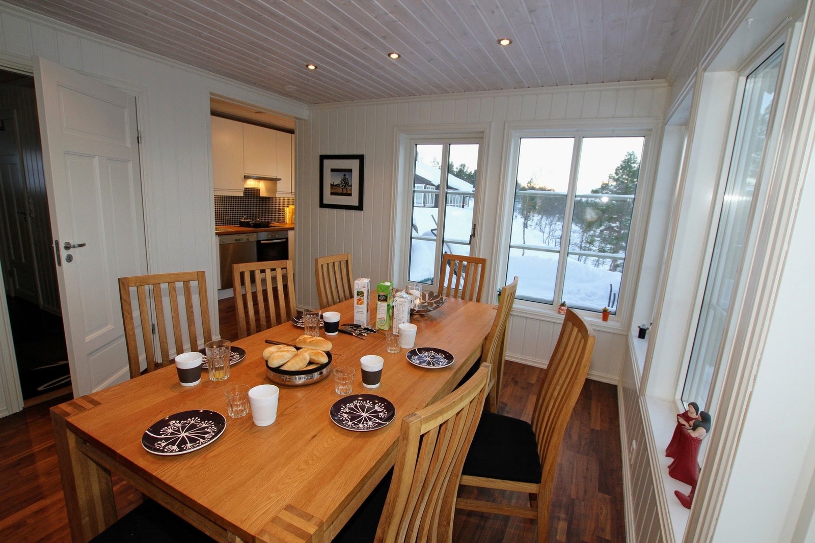 God plass til et stort bord, hvor familie og venner kan samles. Galleribilde