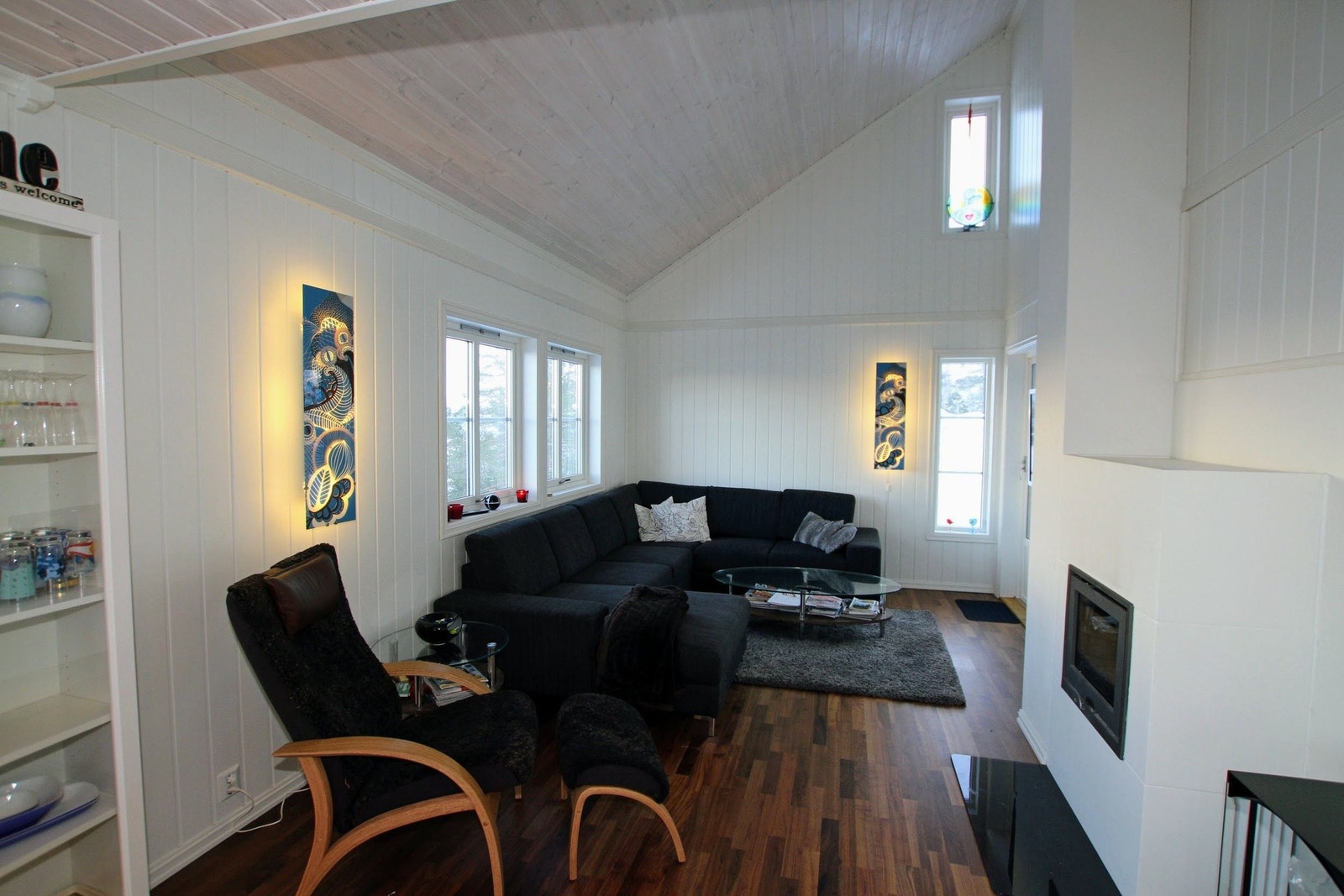 Fra gangen kommer du inn i stuen, hvor du blant annet finner peis og hjørnesofa. Galleribilde