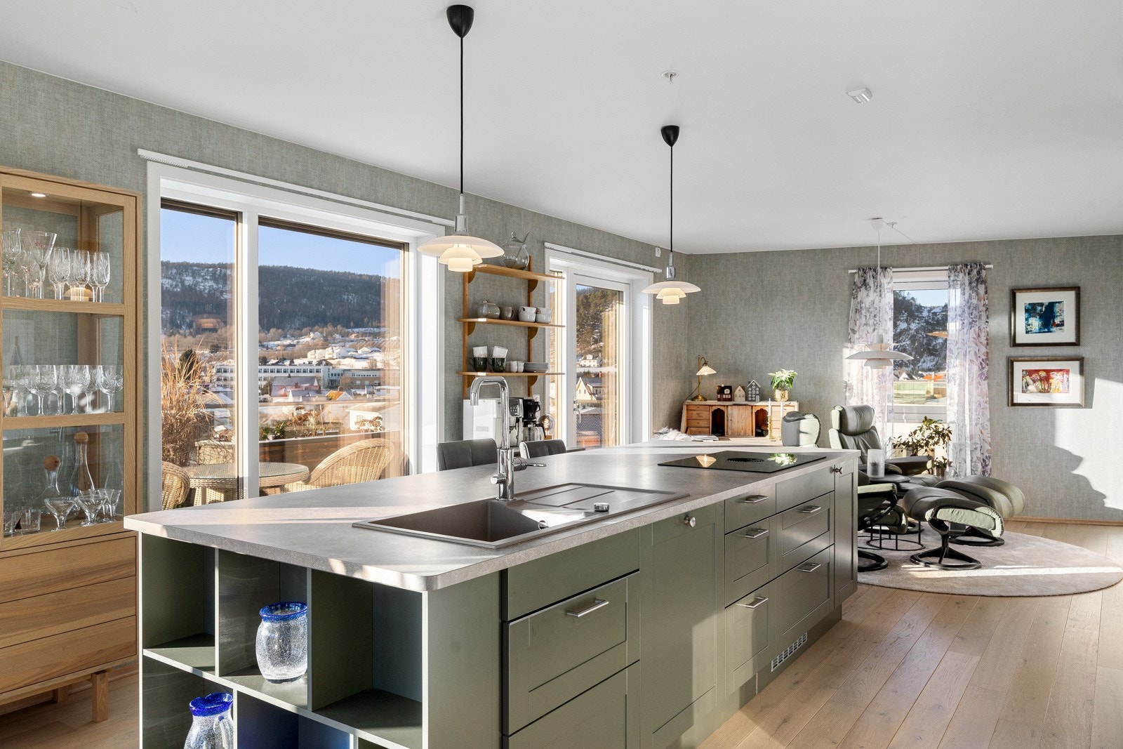 Kjøkkenet ligger sentralt plassert i åpen løsning mot stuen og fungerer som et naturlig bindeledd i leiligheten Galleribilde