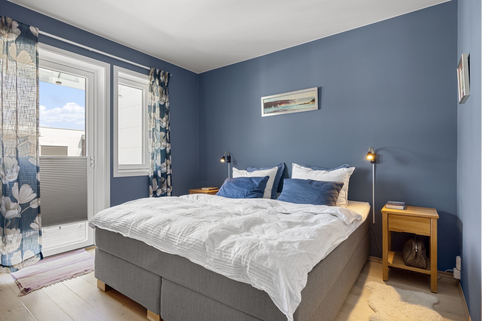 Hovedsoverommet er av god størrelse og har flere kvaliteter som gjør det til et komfortabelt privatrom - med direkte tilgang til både eget WC og balkong Galleribilde