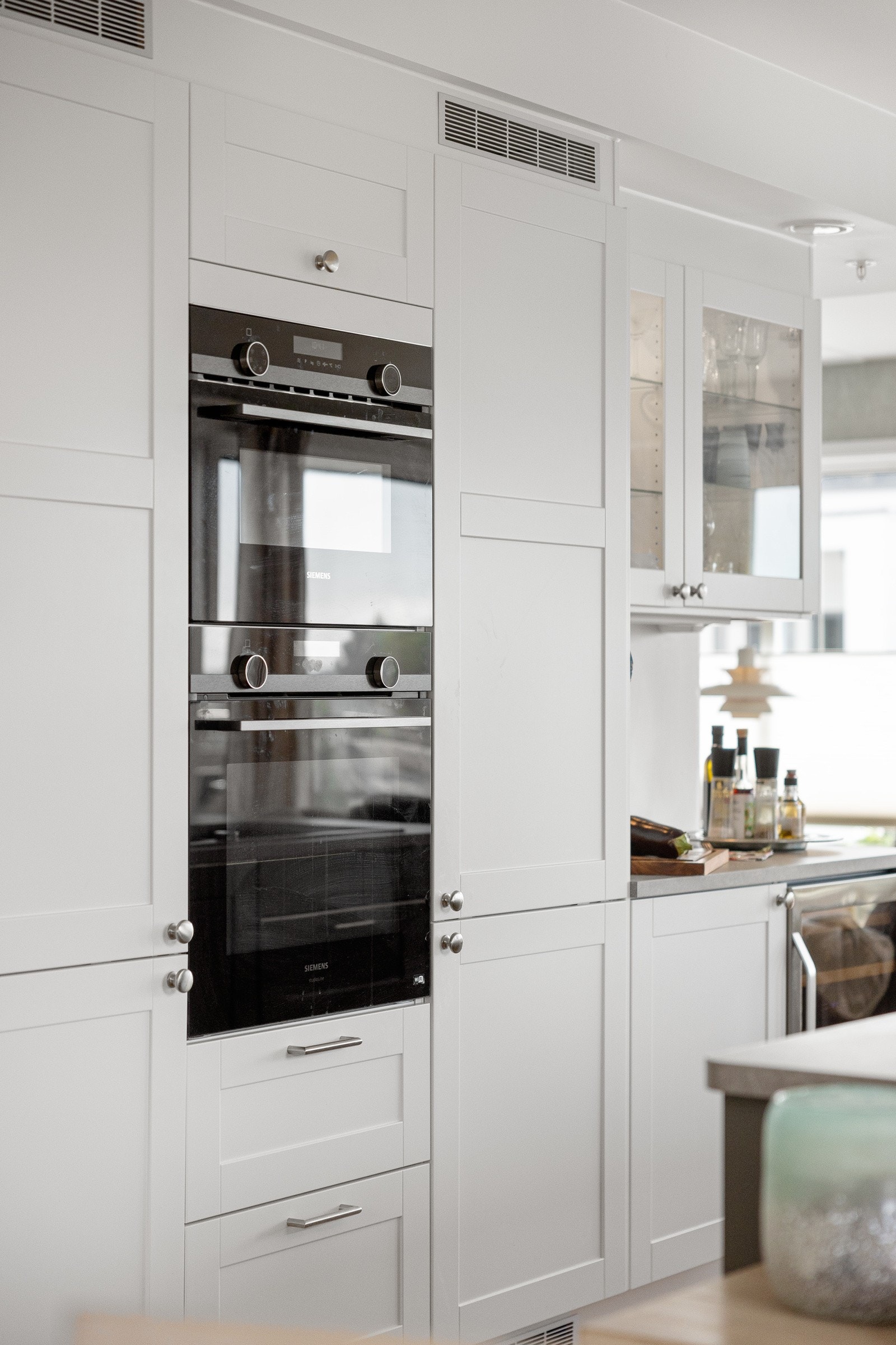 Kjøkkenet er godt utstyrt med integrerte hvitevarer som kjøleskap, fryseskap, oppvaskmaskin, induksjonstopp, stekeovn og kombinert mikro-/stekeovn Galleribilde