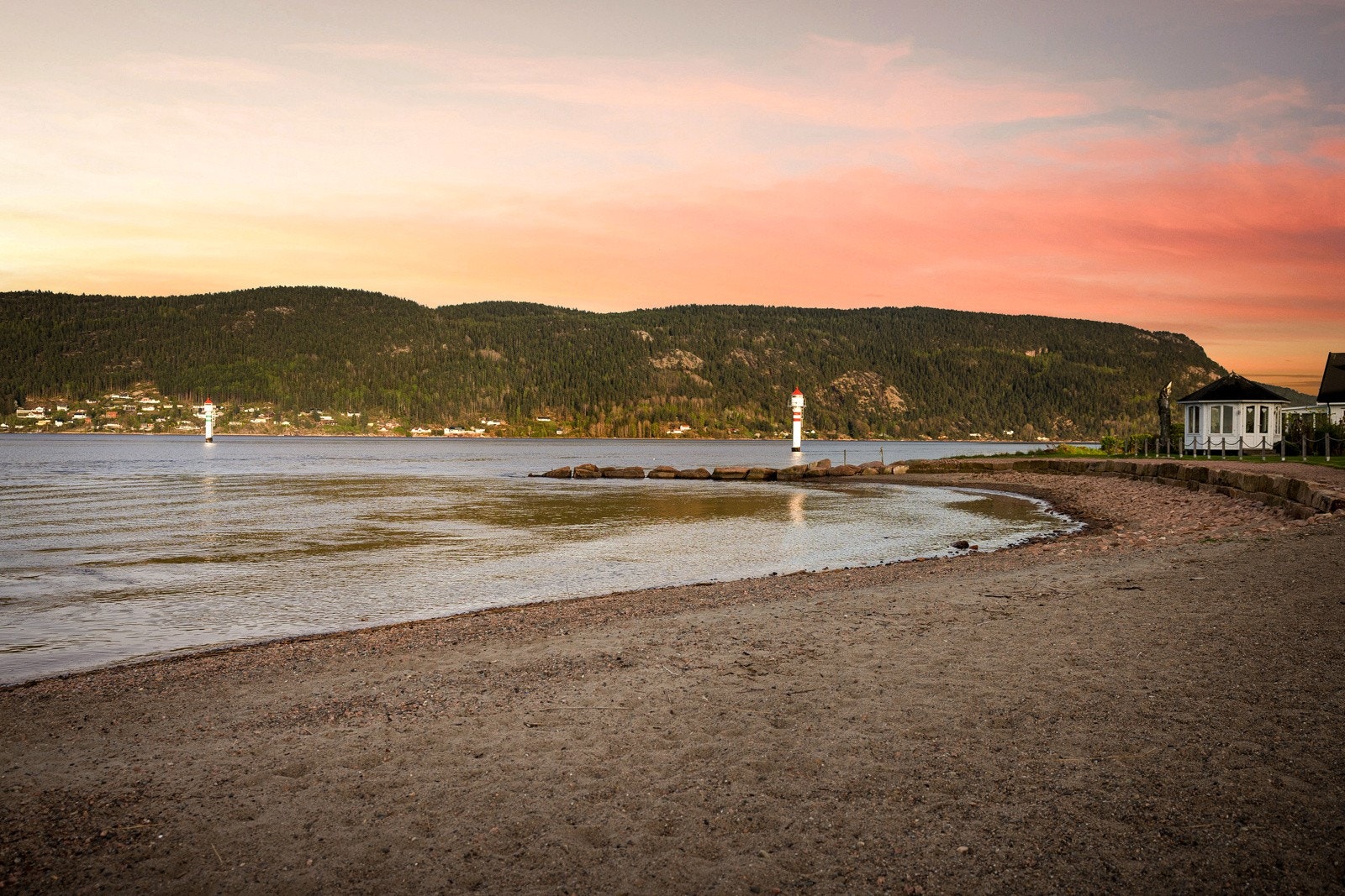 Hyggelig strand kun 2 minutter gange fra leiligeten Galleribilde