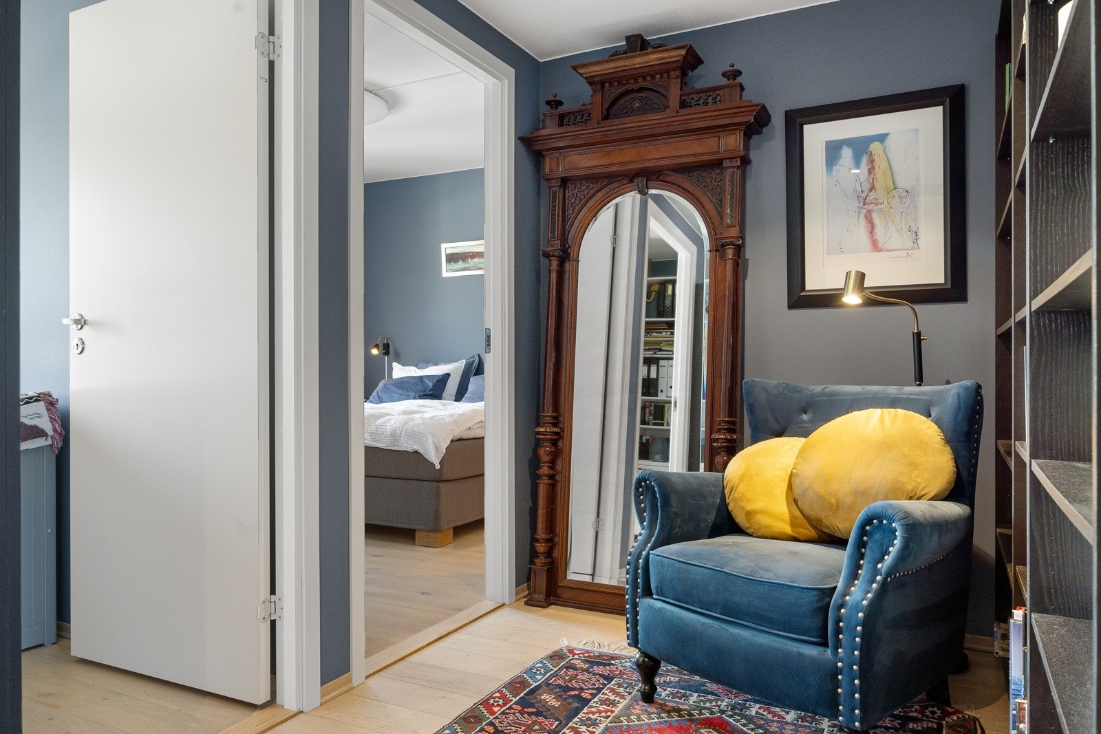 Entréen gir et representativt førsteinntrykk og danner en elegant overgang til resten av boligen. Velkommen inn! Galleribilde