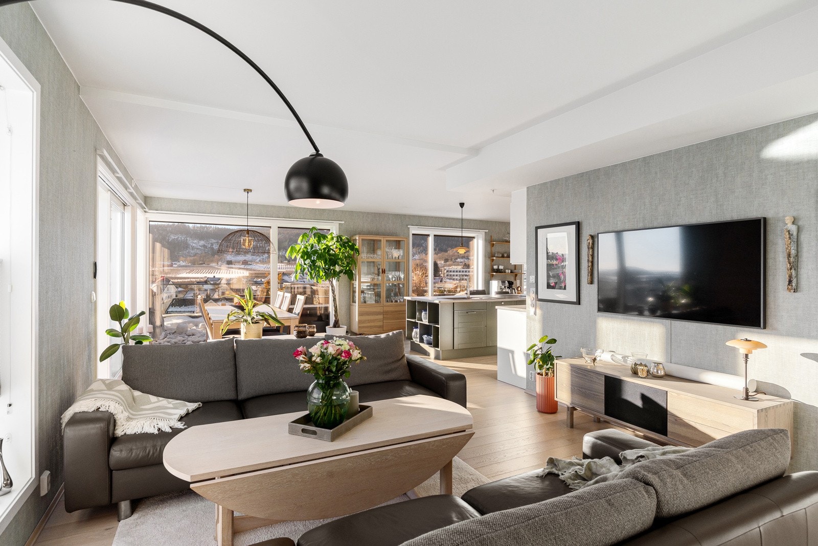 Stuen er boligens naturlige samlingspunkt - romslig, sosial og gjennomtenkt utformet med gode møbleringssoner for både avslapning og selskapelighet Galleribilde