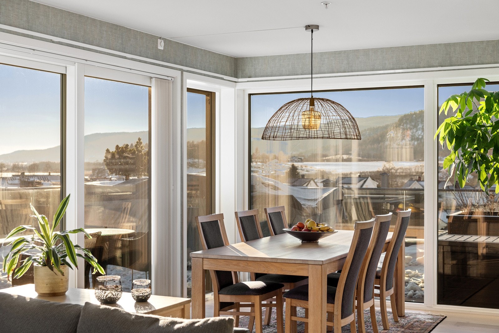 Ved leilighetens spisesone er det god plass til både hverdagslige måltider og selskap med venner og familie Galleribilde