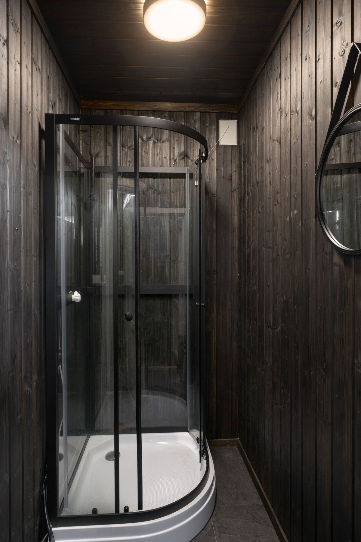 Dusjkabinett og hyttedusj med pumpe. Galleribilde