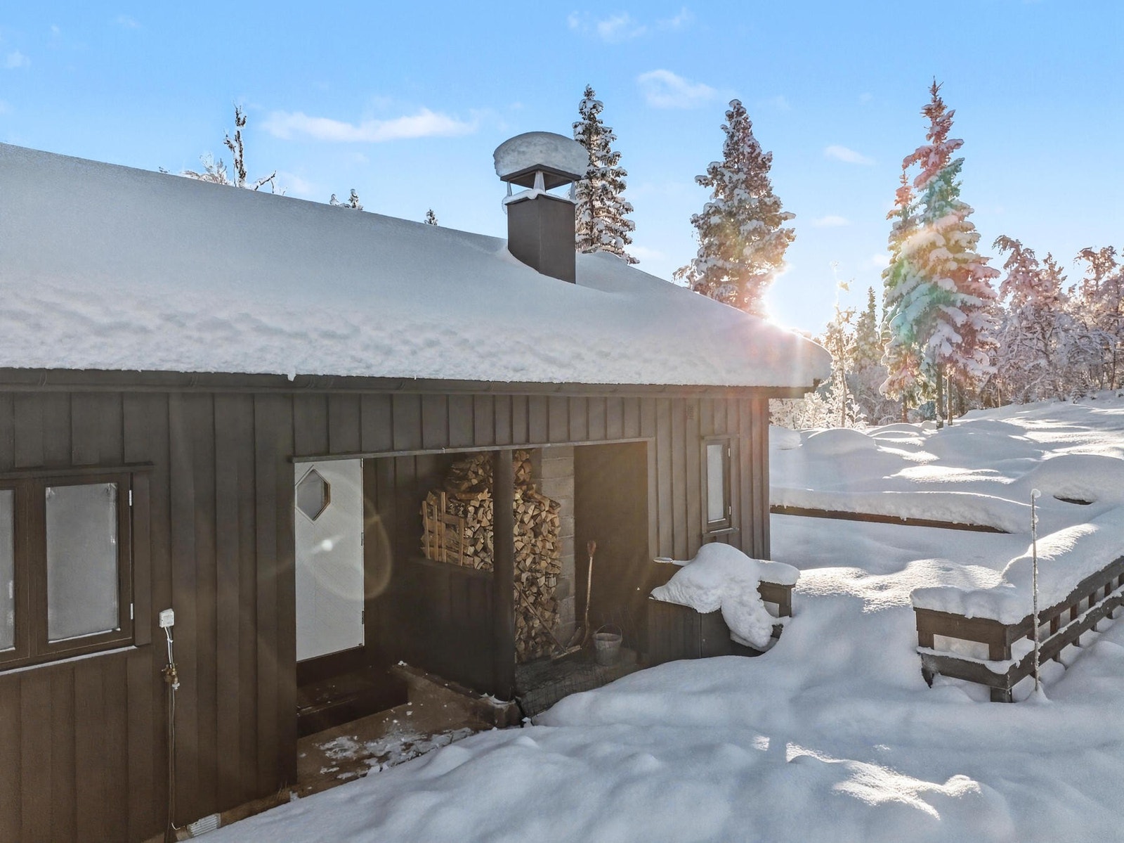 Overbygd inngangsparti, og tilgang terrassen. Gruset gårdsplass. Galleribilde