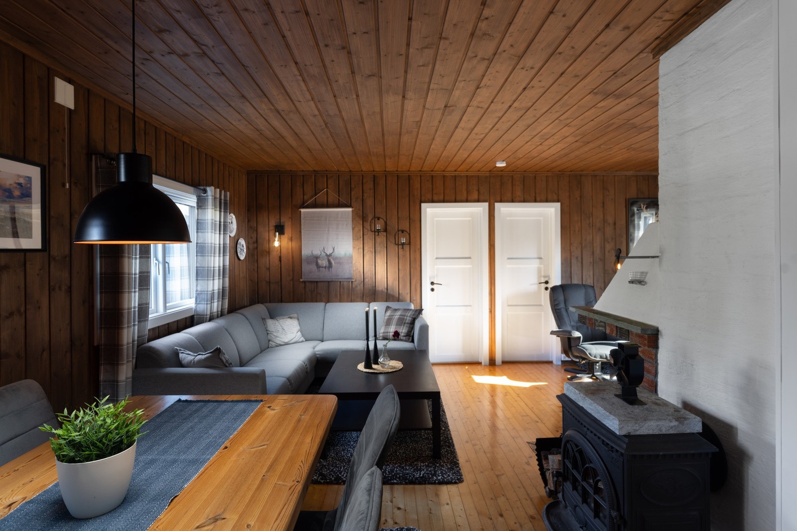 I stuen er det plass for flere soner, både sofagruppe, spisebord og tv-krok. Galleribilde