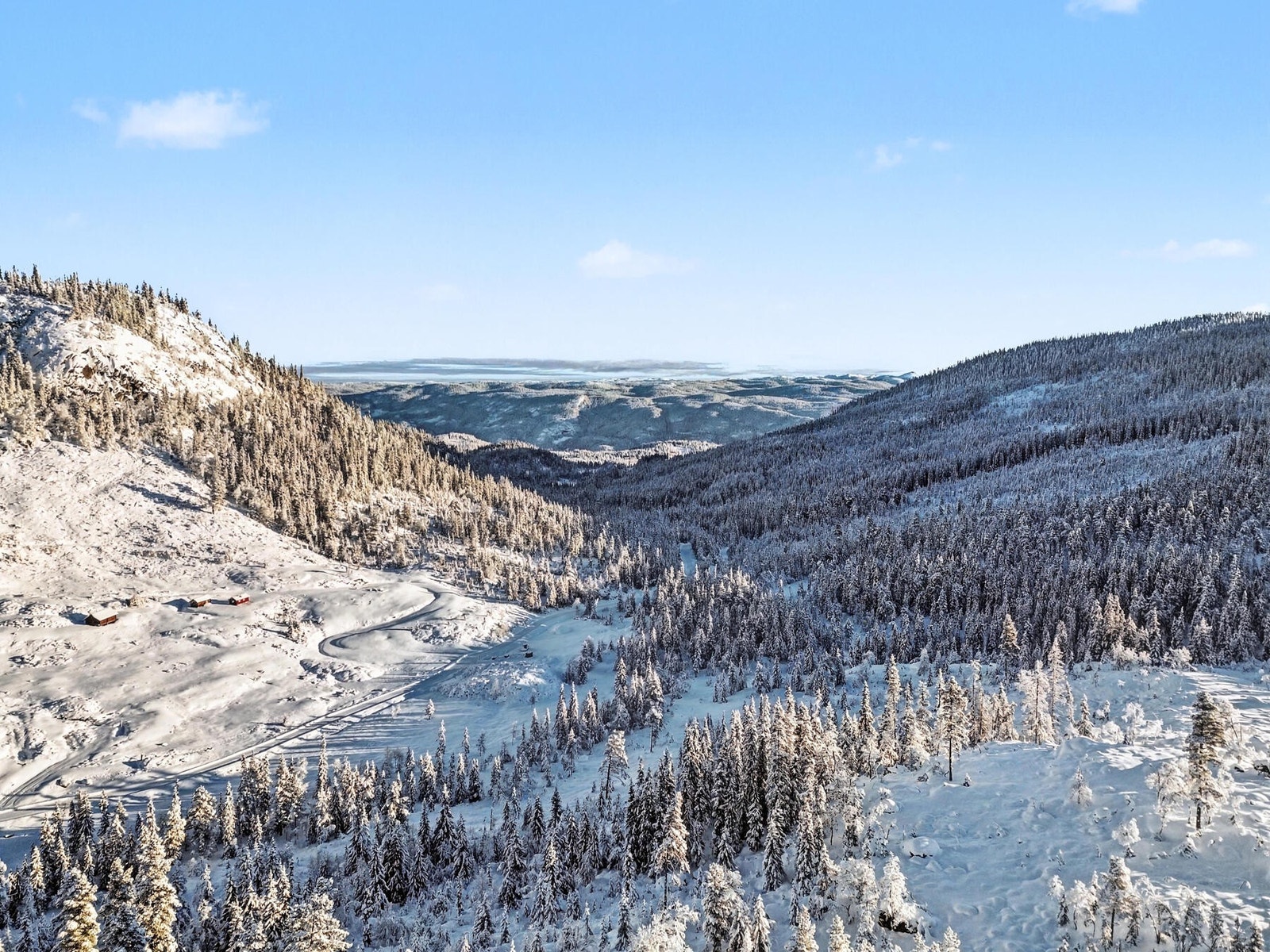 Eiendommen er et perfekt utgangspunkt for turer året rundt - enten du søker ro, utsikt eller aktivt friluftsliv! Galleribilde