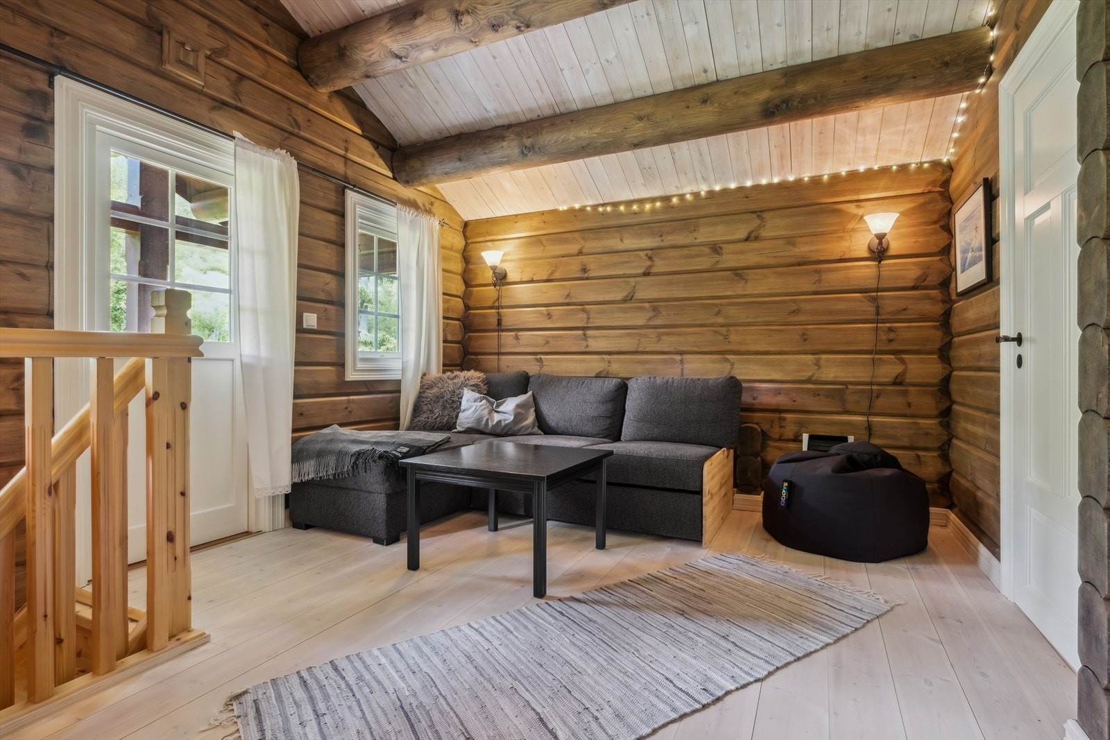 Loftstue med utgang til balkong. Galleribilde