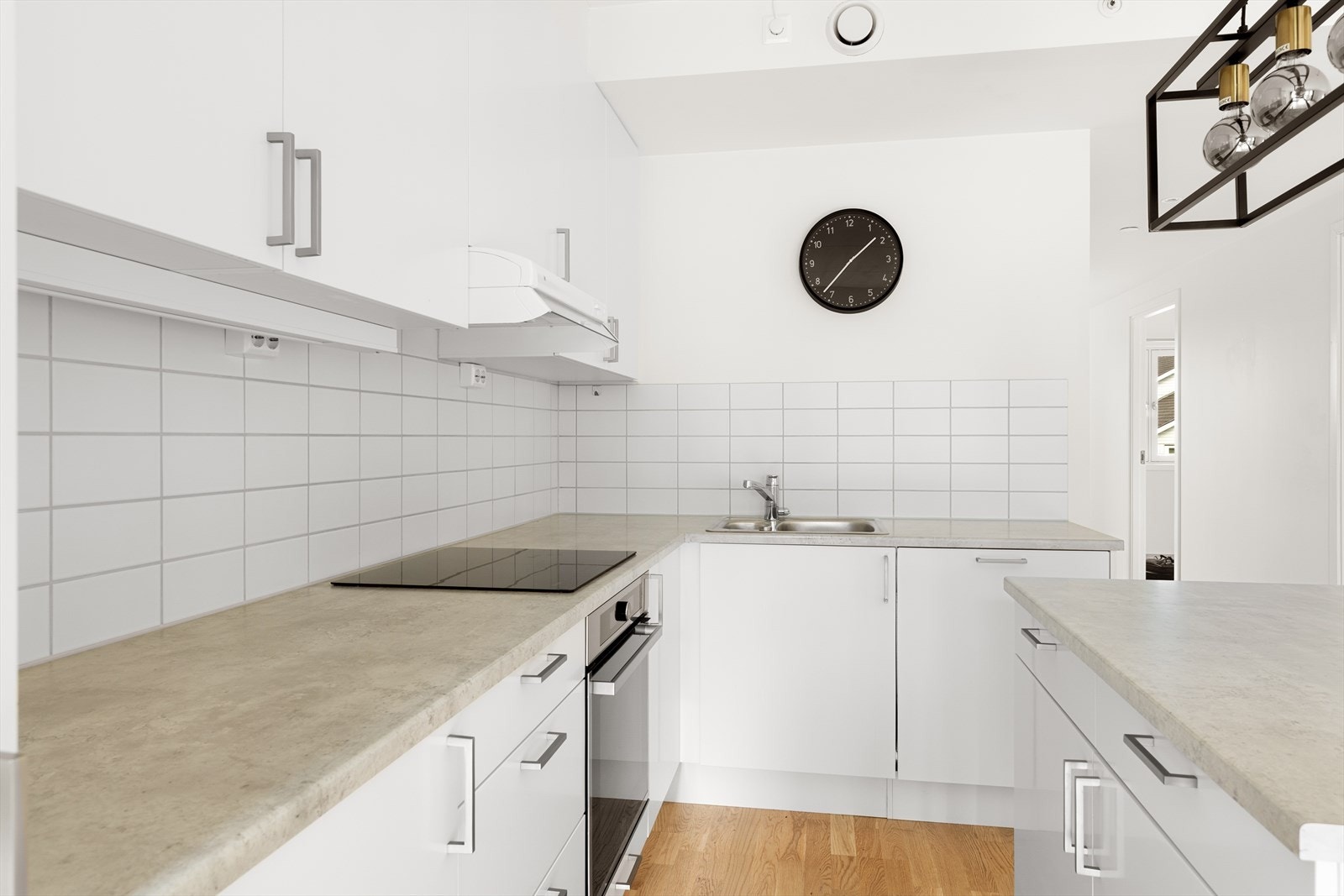 Det er godt med skap- og benkeplass, og integrerte hvitevarer som stekeovn, platetopp, oppvaskmaskin og kombiskap med kjøl/frys. Galleribilde