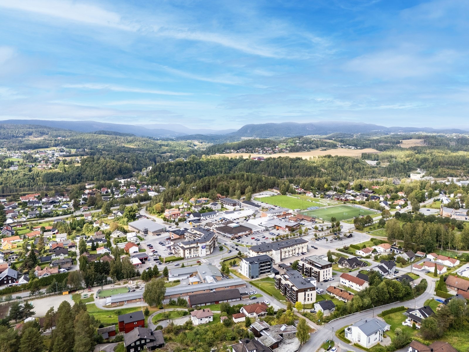 Dette er leiligheten for deg som ønsker å bo i en nyere moderne 3-roms leilighet midt i sentrum med nærhet til alt. Galleribilde