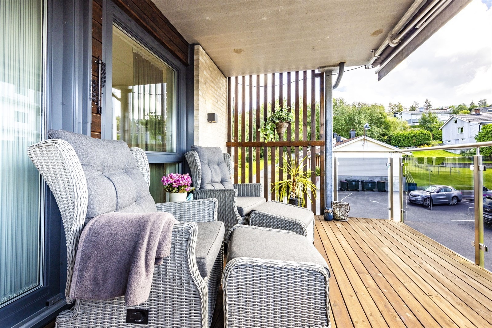 Terrassen er overbygget og har en praktisk terrassemarkise for ekstra skjerming. Galleribilde