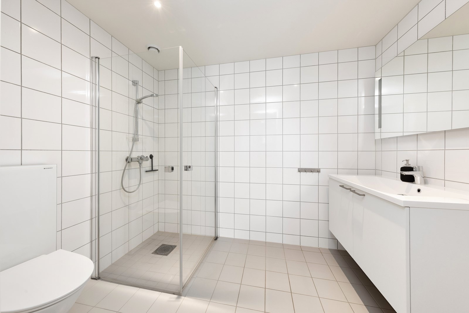 Pent og stilrent flislagt bad med varme i gulvet. Galleribilde