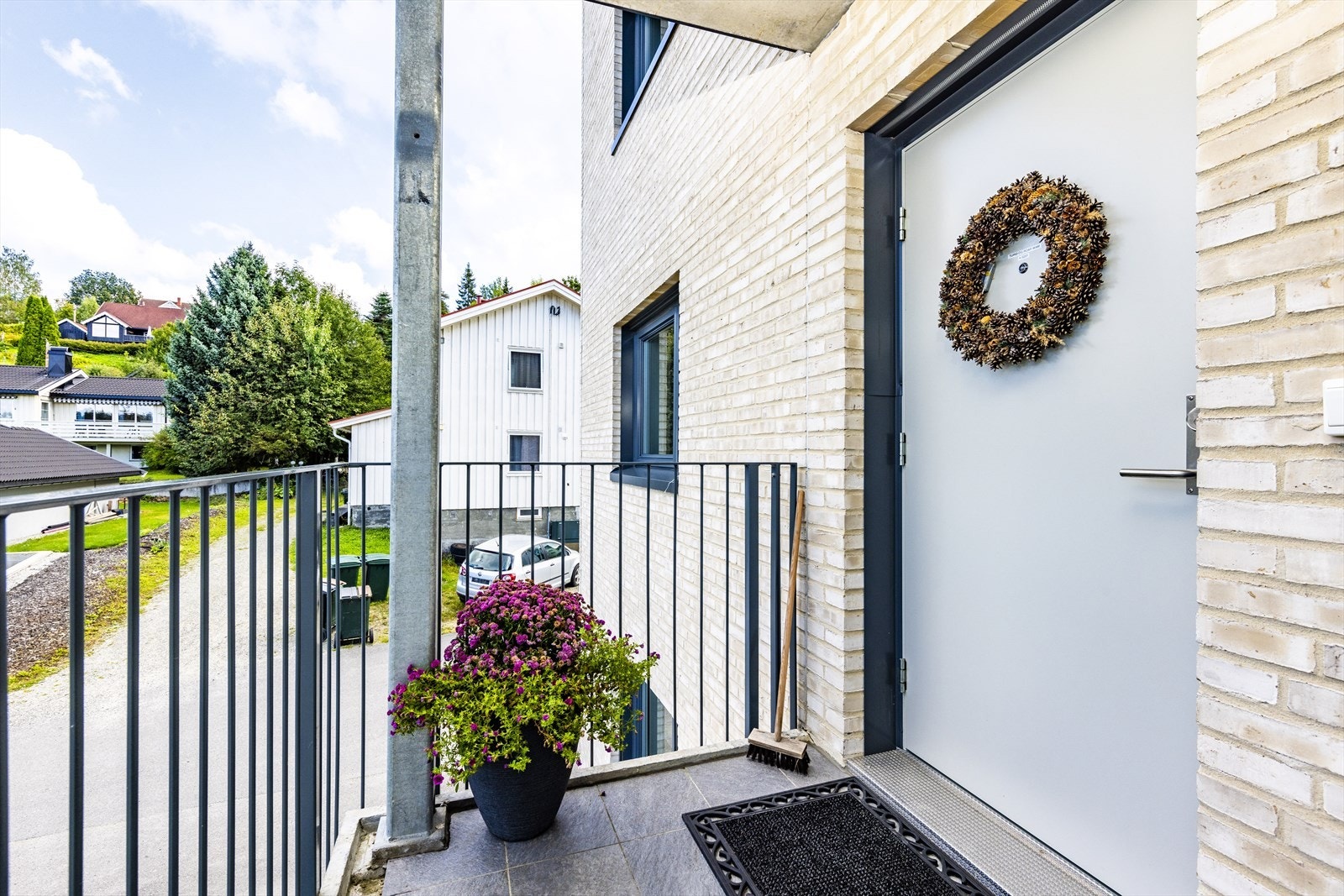 Velkommen inn! Denne leiligheten har egen svalgang hvor morgensolen kan nytes. Galleribilde