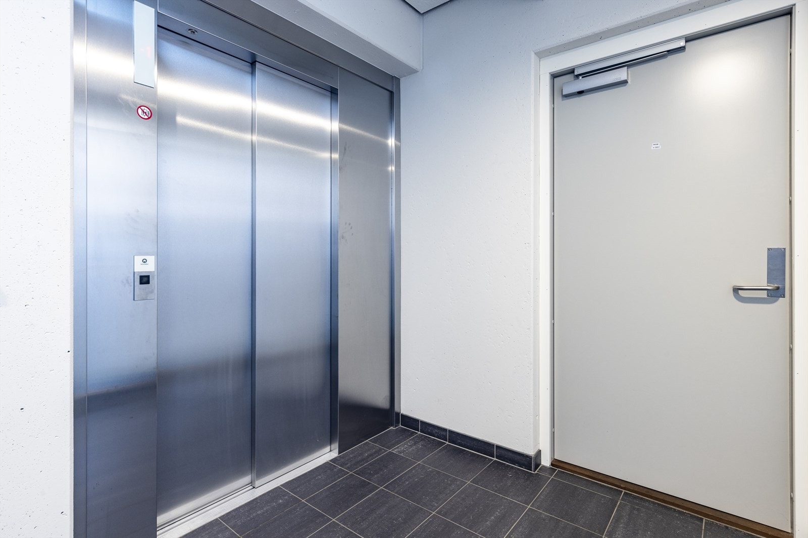 I tillegg til utvendig adkomst har man også tilgang på en heis dirkete fra felles garasjeanlegg. Galleribilde
